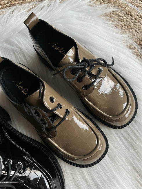 Minimalist Lace-up Platform Oxford Shoe